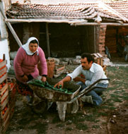 Necla Eskioglu mit ihrem Bruder in der Türkei (Foto: privat)