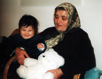 Necla Eskioglu mit einem ihrer Enkel (Foto: privat)