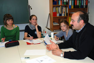 Nahid, Sara und Marie (v.l.) im Gespräch mit Dr. Ömer Lütfi Yavuz (Foto: Ingrid Fisch)