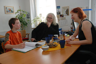 Janis im Gespräch mit Volker Maria Hügel und Ulrike Löw von der GGUA-Flüchtlingshilfe (Foto: Ingrid Fisch)
