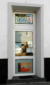 Der Eingang der GGUA-Flüchtlingshilfe (Foto: Ingrid Fisch)