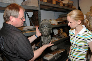Dr. Bernd Thier zeigt Michelle den Nachlass Mazzotti im Magazin des Stadtmuseums Münster (Foto: Ingrid Fisch)