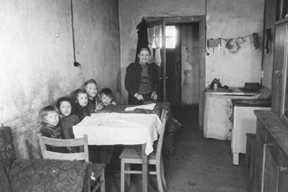Mutter mit 5 Kindern in einer kleinen Notwohnung nach dem 2. Weltkrieg (Foto: Stadtarchiv)