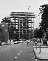 Blick auf das Hochhaus am Servatiiplatz im Jahr 1960