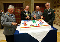 Zum Jubilum darf auch die Torte nicht fehlen: General Wieker, Oberbrgermeister Markus Lewe, Generalleutnant Volker R. Halbauer und General Tom Middendorp greifen gemeinsam zu den Kuchenmessern.