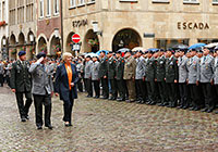 NRW-Ministerprsidentin Hannelore Kraft und Generalleutnant Volker R. Halbauer schreiten die Parade ab.