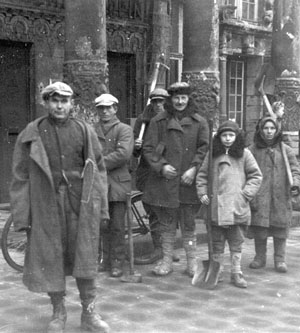 Zwangsarbeiter vor dem Stadtweinhaus