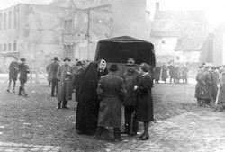 Ordensfrauen bei der Zuteilung von Zwangsarbeitern am Hörsterplatz