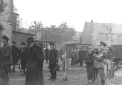 NSDAP-Ortsgruppenleiter im Okt. 1943 bei der Einteilung von Arbeitskräften