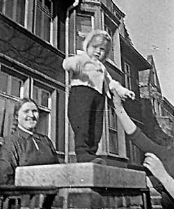 Links eine als Kindermädchen eingesetzte Zwangsarbeiterin in der Melchersstraße