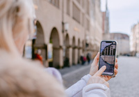 Die App "Explore Münster - Dein Stadtrundgang" macht auf dem Prinzipalmarkt die alte Straßenbahn wieder sichtbar.