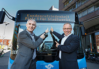 Dr. Henning Müller-Tengelmann und Reinhard Schulte vor einem Stadtwerke-Bus 
