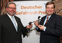 Enak Ferlemann (re.) überreicht den Deutschen Gefahrgut-Preis an Gerhard Lahmann.