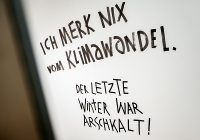 Schrift auf einer Tafel: Ich merk nix vom Klimawandel. Der letzte Winter war arschkalt! 