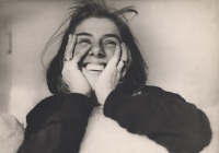 Portrait einer lachenden Frau in Sepia