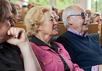 Seniorinnen und Senioren im Hörsaal, Foto: WWU-Judith Kraft