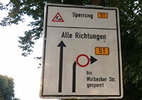 Straßenschild: Umgehungsstraße gesperrt Straßenschild: Umgehungsstraße gesperrt