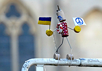Korkmännchen mir Ukraine-Flagge, Friedens-Symbol und Rettungsring