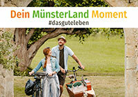 Paar mit Fahrrädern im Grünen, dazu der Schriftzug der Aktion 'Dein MünsterLand-Moment'