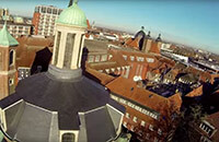 Blick von oben auf den Turm der Clemenskirche