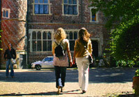 Zwei Frauen gehen durch den Drostenhof in Wolbeck.