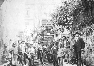 Arbeiter aus mehreren Ländern bei der Kanalisation der Aa, um 1900 (aus: 100 Jahre Caspar Hessel, Münster 1978)