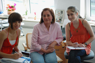 Nahid (l.) und Sara im Gespräch mit Zehra Tahay (Foto: Ingrid Fisch)