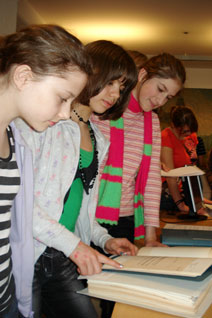 Marie, Nahid und Sara (v.l.) bei der Recherche im Stadtarchiv (Foto: Christiane Schräder)