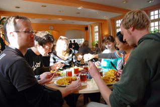 Das Café der Brücke zur Mittagszeit (Foto: Ingrid Fisch)