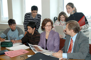 Herr Köhnke im Gespräch mit der Projektgruppe (Foto: Ingrid Fisch)