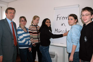 Inken, Michelle, Annamika, Mareike und Janis (v. l.) informieren Dezernent Jochen Köhnke über das Projekt. (Foto: Ingrid Fisch)