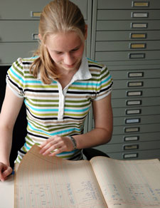 Michelle recherchiert in den Kassenbüchern des Ateliers Mazzottis (Foto: Ingrid Fisch)