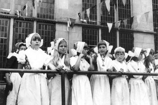 Zu festlichen Anlässen werden die Trachten der alten Heimat gezeigt. (Foto: Stadtarchiv Münster)