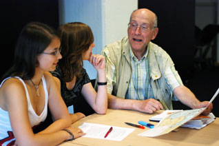 Katja und Nora im Gespräch mit Harald Dierig (Foto: Ingrid Fisch)