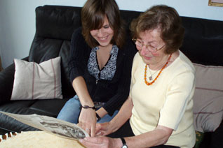 Nora mit Rosemarie Maibaum (Foto: Ingrid Fisch)