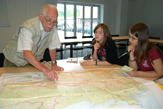 Lothar Hoffart zeigt Katja und Nora eine Karte zur Vertreibung aus Schlesien (Foto: Ingrid Fisch)
