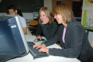 Bei der Redaktionsarbeit in der Schule (Foto: Ingrid Fisch)