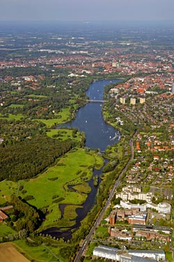 Der Aasee reicht bis in die Innenstadt und ist Münsters grüne Lunge.