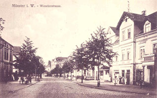 Die Weseler Straße mit Kopfsteinpflaster, breitem Bürgersteig und vielen Bäumen am Straßenrand als Motiv für eine Postkarte, um 1900 (Stadtarchiv; Dok-Bild-P 1109)