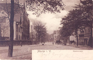 Postkarte mit Blick in die Weseler Straße, in der einige Kutschen zu sehen sind, um 1900. Rechts unten war Platz für einen Gruß. (Stadtarchiv; Dok-Bild-P 1152)
