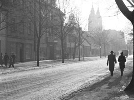 Die Weseler Straße im Winter, mit den Türmen der Antoniuskirche im Hintergrund, 1930er Jahre (Stadtarchiv; Fotosammlung Nr. 2263)