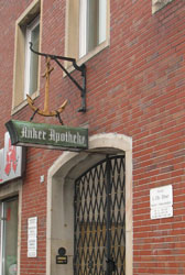 Ausleger der Anker-Apotheke, 2010 (Foto: Angenent)