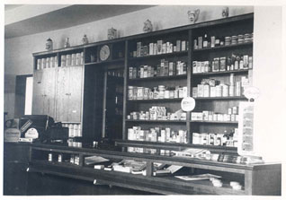 Innenansicht der Apotheke in den 1960er Jahren (Foto: Privatbesitz)