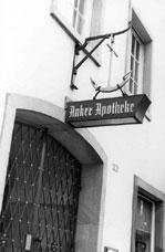 Ausleger der Anker-Apotheke, 1966 (Stadtarchiv, Fotosammlung Nr. 27437)