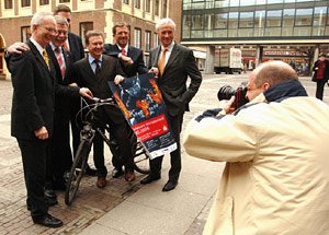 Fototermin: Im Rahmen der Pressekonferenz wurde auch das offizielle Plakat des Sparkassen Mnsterland Giro.2006 vorgestellt. Foto: Stefan Schwenke