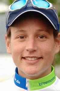 Top: Ruth Althoetmar aus Mnster fhrt derzeit in der Gesamtwertung der T-Mobile-Cycling-Tour. Foto: Stefan Schwenke