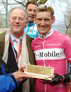 Prominenter Gast: Rudolf Scharping, Präsident des Bund Deutscher Radfahrer, hier bei der Ehrung zum Abschied von T-Mobile-Profi Rolf Aldag, kommt zum Sparkassen Münsterland Giro.2006. Foto: Stefan Schwenke