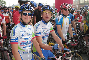 Start: Die zwei Mnsteraner vom Team AGAPEDIA in der ersten Reihe. 22.000 Radrennfahrer stehen hinter ihnen.