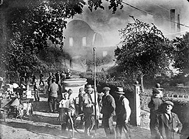 Schwarz-wei Fotografie des brennenden Kloster Marienfeld mit mehreren Passenten auf einer Strae