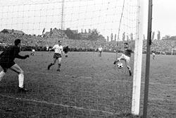 Tor gegen HSV 1963 - Falk Drr erzielt am 24. August 1963 im ersten Bundesligaspiel den Hamburger SV das 1:0 fr die Adler-Elf. Am Ende trennen sich die Mannschaften 1:1.